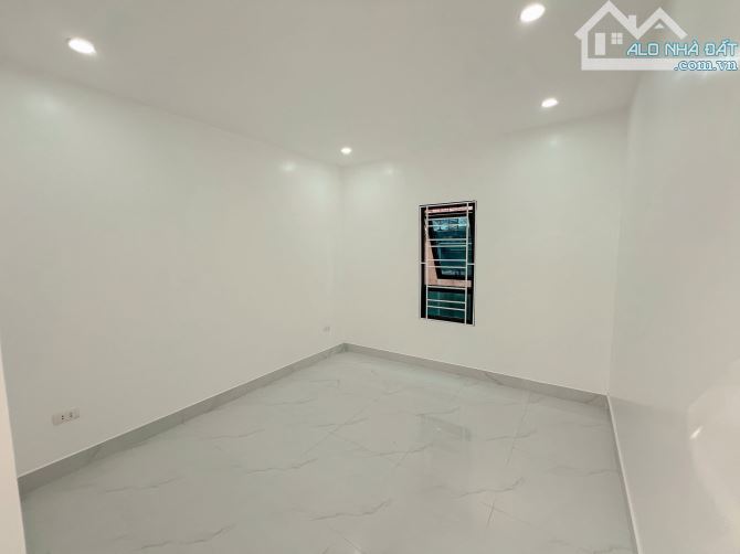 Bán nhà Hồng Mai 40m2, 4T dân xây, lô góc, bagac đỗ cửa, full đồ. Giá 9.3 tỷ sổ đỏ đẹp