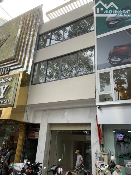 MT Trần Hưng Đạo, P. Nguyễn Cư Trinh, Quận 1, DT: 4,2x17m, Giá 31 tỷ - 18