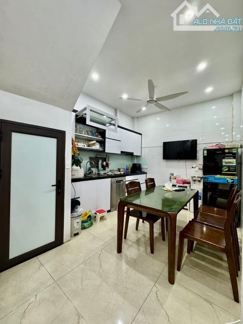 Nhà đẹp ở luôn Cầu Giấy. Sổ vuông 35m, 4 tầng 4 ngủ MT3m3 Giá 8 tỷ Full nội thất Ngõ 3 gác - 2