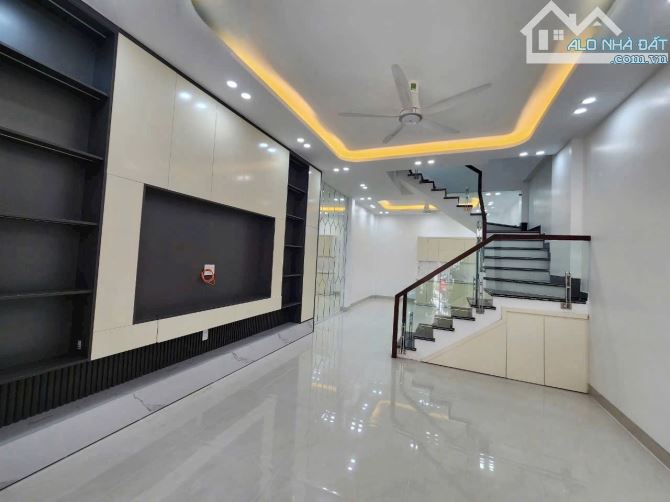 Bán Nhà 3 tầng sân cổng riêng. Cách Hoàng Huy 400m, vị trí sau nhà mặt đường - 2