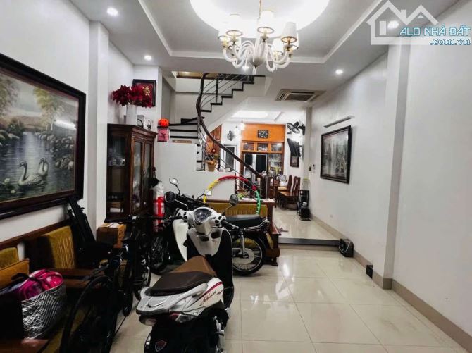 Toạ lạc tại  Mễ Trì Thượng, ngõ rộng ô tô đỗ cách nhà 5m  ✅ Thiết kế : 6 tầng - Tầng 1 : P - 2