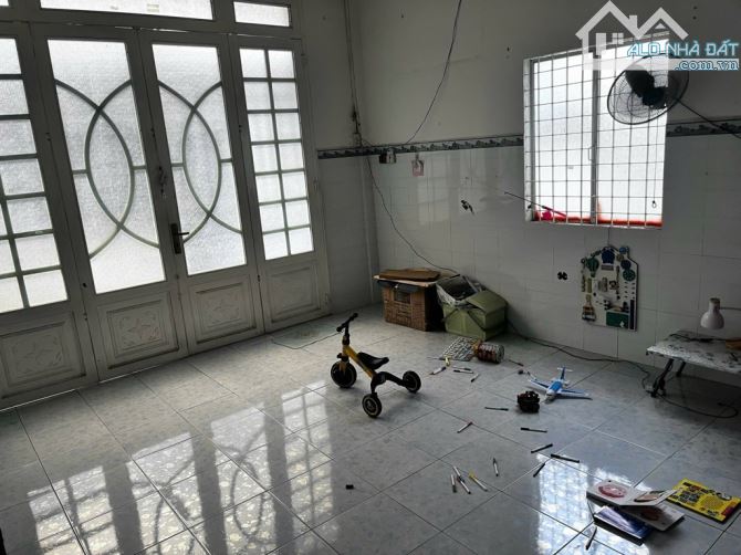 Bán nhà sát Q7, 100m2 ngang 5.8m, nhà cấp 4, hẻm xh thông, nhỉnh 4 tỷ - 2
