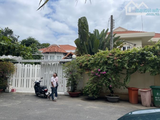 Biệt Thự Trần Não Bình An Q2 DT 15x25m vuông Trệt 2 lầu thang máy giá bán gấp 65 tỷ - 2