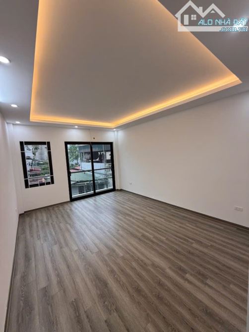 Thạch Bàn, gara ô tô , thang máy , nhà mới xây vị trí đẹp - 2