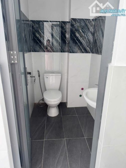 Cho thuê nhà 1 Trệt 2 lầu 4PN 5WC nhà đẹp như hình giá rẻ hẻm ô tô - 2