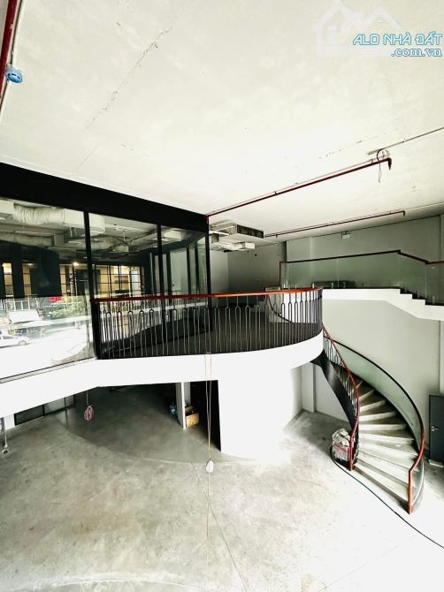 BÁN TOÀ VĂN PHÒNG MẶT PHỐ XUÂN LA 267m2 - 9T THANG MÁY - MT 12m - 215 TỶ - DÒNG TIỀN KHỦNG - 2