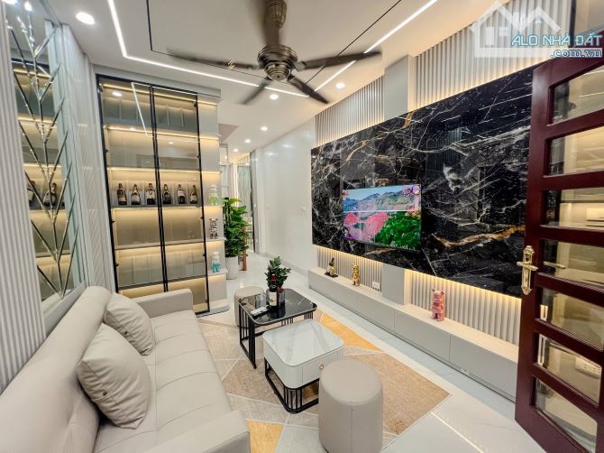 Bán nhà Hồng Mai 40m2, 4T dân xây, lô góc, bagac đỗ cửa, full đồ. Giá 9.3 tỷ sổ đỏ đẹp