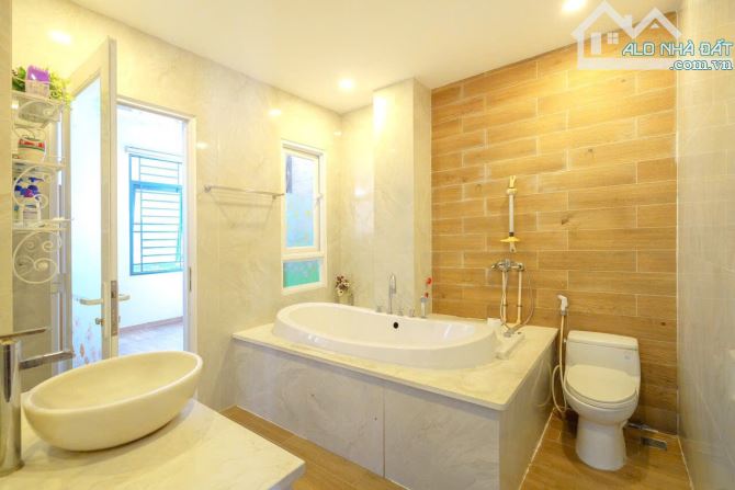 BÁN NHÀ KHU VIP HXH NGUYỄN MINH HOÀNG--dt: 7x14m--3 lầu-- giá 23 tỷ - 3