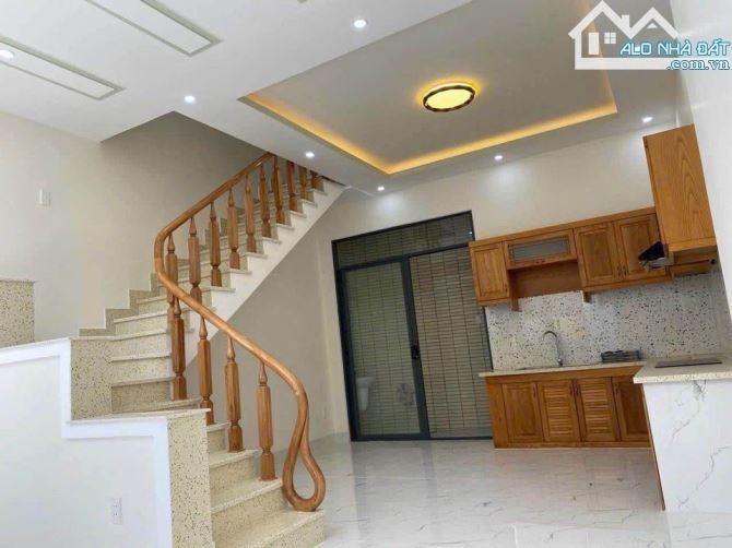 Cho thuê Nhà 1 trệt 1 lửng 3 lầu Đường Nguyễn Bỉnh Khiêm, P3, Vũng Tàu. Có gara ô tô 7 chỗ - 3