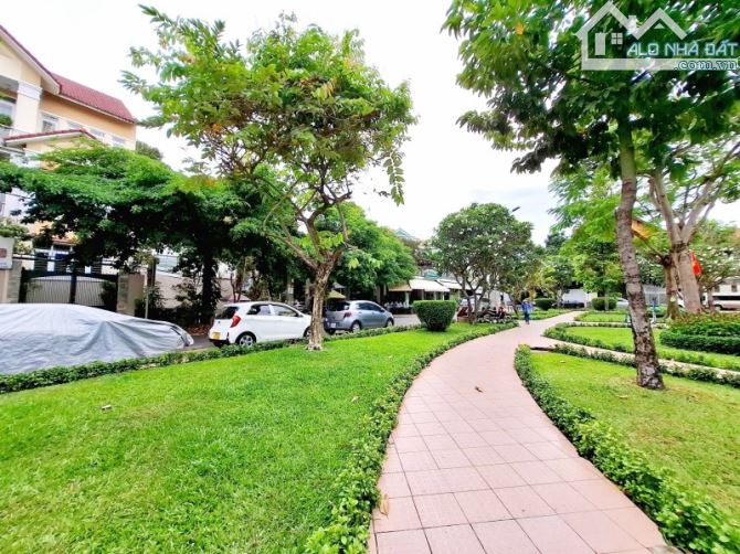 Bán nhà đẹp view công viên KDC Bông Sao P.5 Q8 - Diện tích lớn 5.7x18, 3 tầng 3PN - 3