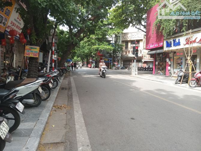 Bán nhà mặt phố Hàng Bông - DT 380m2 - MT 13.5m - 190 tỷ - Gần Hàng Gai