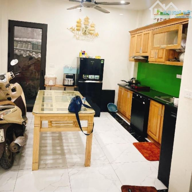 Nhà đẹp Yên Bệ 40m2 4 tầng mặt tiền gần 4m 4 phòng ngủ ngõ thông ô tô đỗ cửa 4 tỷ 8 - 4