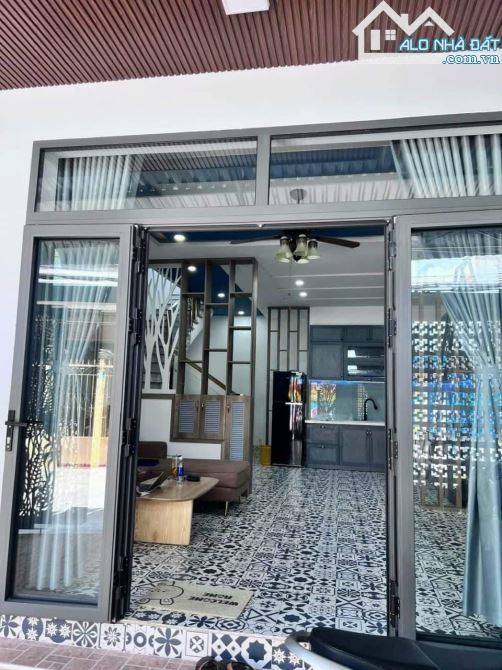 CHO THUÊ NHÀ NỘI THẤT CAO CẤP THỦ KHOA HUÂN  Giá thuê 9.5 triệu.  Kết cấu 1 trệt 2 lầu - 4