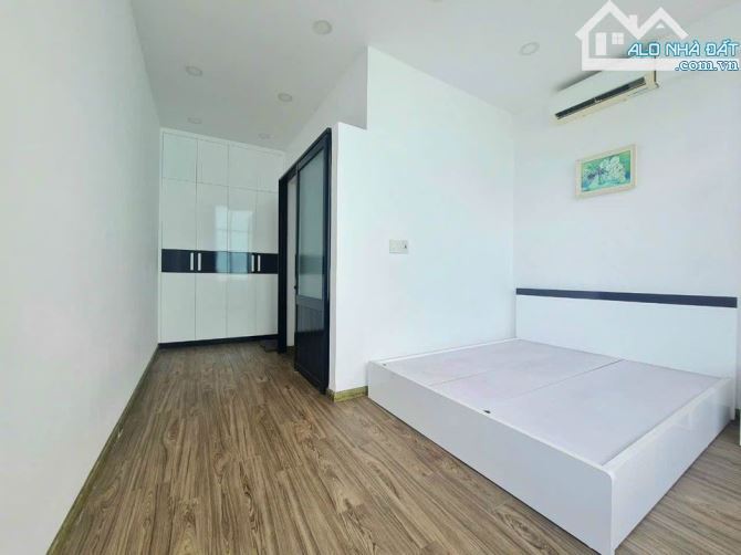 Cho thuê nhà nguyên căn Hùng vương  1 phòng khách , bếp , 2 phòng ngủ , Tầng thượng , 3 WC - 4