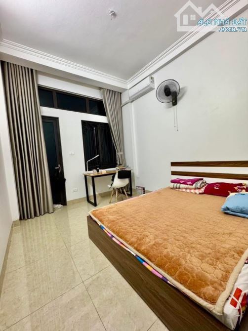 Nhà đẹp ở luôn Cầu Giấy. Sổ vuông 35m, 4 tầng 4 ngủ MT3m3 Giá 8 tỷ Full nội thất Ngõ 3 gác - 5