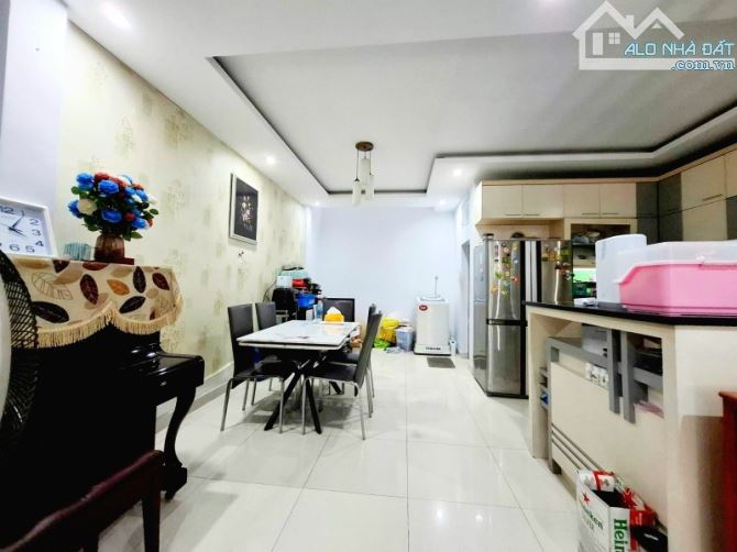 Bán nhà đẹp view công viên KDC Bông Sao P.5 Q8 - Diện tích lớn 5.7x18, 3 tầng 3PN - 5