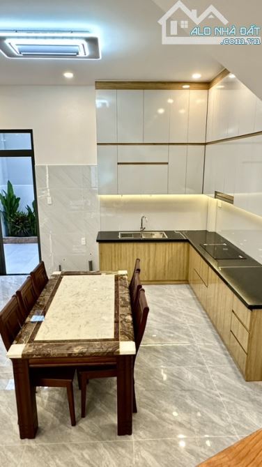 HẺM 8M VIP KHU NHÀ GIÀU – HUỲNH THỊ HAI – NHÀ ĐẸP 4 TẦNG – GIÁ CHỈ 5.5 TỶ TL - 6