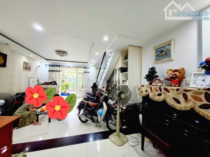 Bán nhà đẹp view công viên KDC Bông Sao P.5 Q8 - Diện tích lớn 5.7x18, 3 tầng 3PN - 6