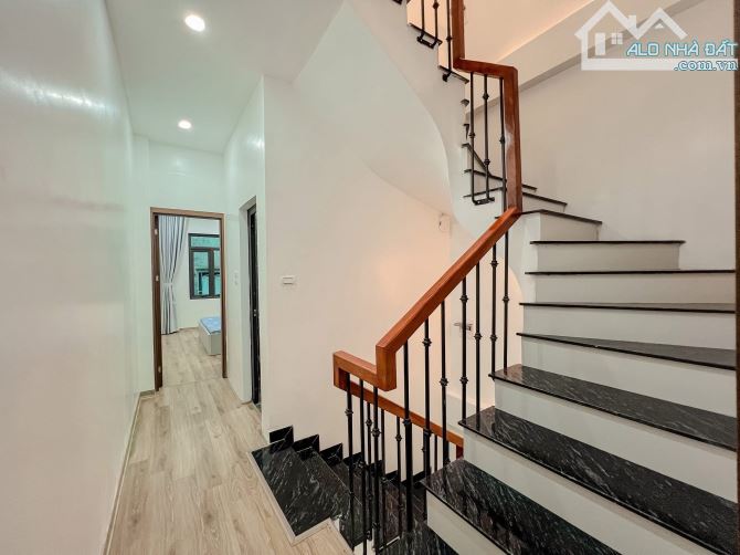 Bán nhà Hồng Mai 40m2, 4T dân xây, lô góc, bagac đỗ cửa, full đồ. Giá 9.3 tỷ sổ đỏ đẹp