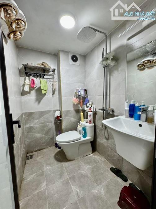 Nhà đẹp ở luôn Cầu Giấy. Sổ vuông 35m, 4 tầng 4 ngủ MT3m3 Giá 8 tỷ Full nội thất Ngõ 3 gác - 8