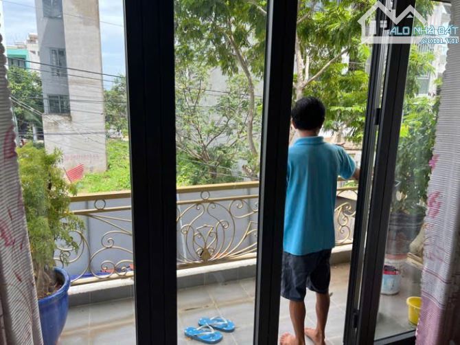 BÁN NHÀ QUẬN 9,NHÀ MỚI ĐẸP 3TẦNG MẶT TIỀN KHU DC CẦU ÔNG NHIÊU,DT70M ĐƯỜNG TRƯỚC NHÀ 9M - 8