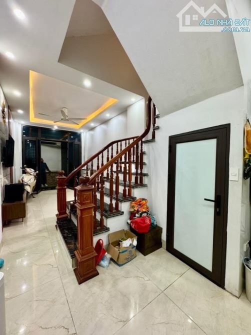 Nhà đẹp ở luôn Cầu Giấy. Sổ vuông 35m, 4 tầng 4 ngủ MT3m3 Giá 8 tỷ Full nội thất Ngõ 3 gác - 9