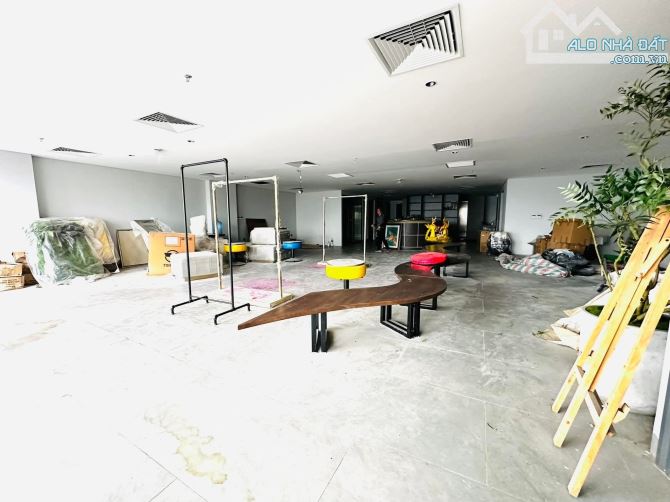 BÁN TOÀ VĂN PHÒNG MẶT PHỐ XUÂN LA 267m2 - 9T THANG MÁY - MT 12m - 215 TỶ - DÒNG TIỀN KHỦNG - 9