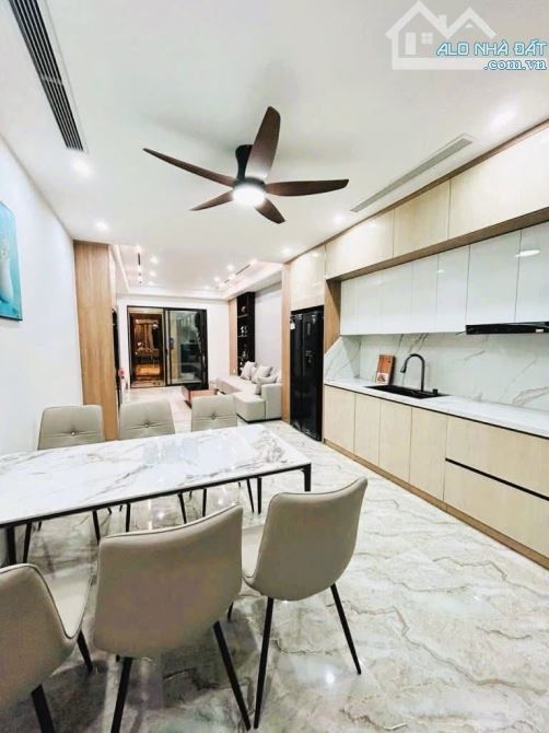 Bán Nhà Hoàng Quốc Việt 40m - 6 Tầng Thang Máy ,Ngõ Nông Rộng 4m,Ô Tô Đỗ  Sát Phố