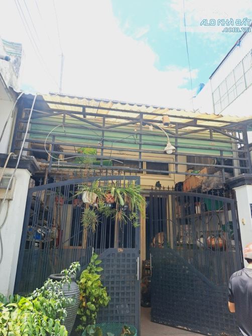 Nhà HXH Độc Lập_ Tân Quý Tân Phú. DT 68m2. 2 tầng. Ngang 4m x dài 17m. Giá 5.6 tỷ.