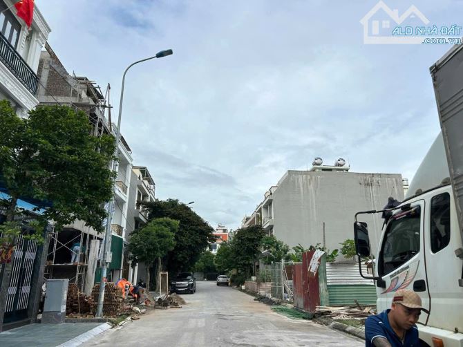 Bán Lô Góc KĐT Đại Dương . dt 236m . mt 12.3m . hướng TN & TB . giá 31 tỷ