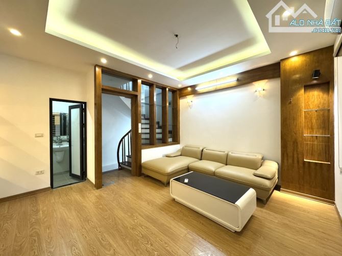 Chỉ 7.25 tỷ - Nhà Giáp Bát, Hoàng Mai - 41m2, 5 tầng, MT 4.5m - Ngõ thông gần ô tô