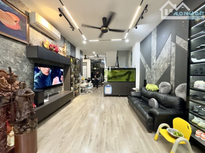 TÔ HIẾN THÀNH – QUẬN 10 – NHÀ ĐẸP 4 TẦNG – 70M² – NỞ HẬU 11M - CÁCH HẺM XE HƠI CHỈ 3 CĂN