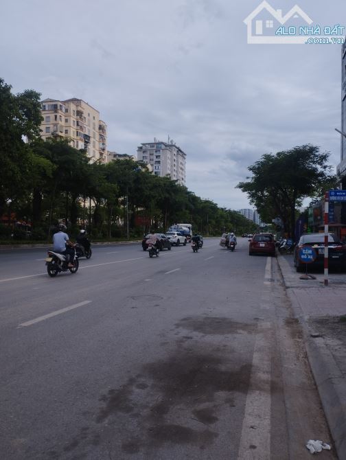 Bán nhà Võ Chí Công, mới koong, ngõ thông, sát phố, an sinh đỉnh, 35m2 chỉ 8.x tỷ
