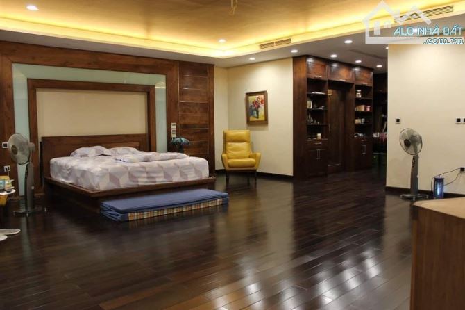 Bán căn siêu biệt thự quận cầu giấy  có hầm và thang máy 306m2 nhỉnh 90tỷ