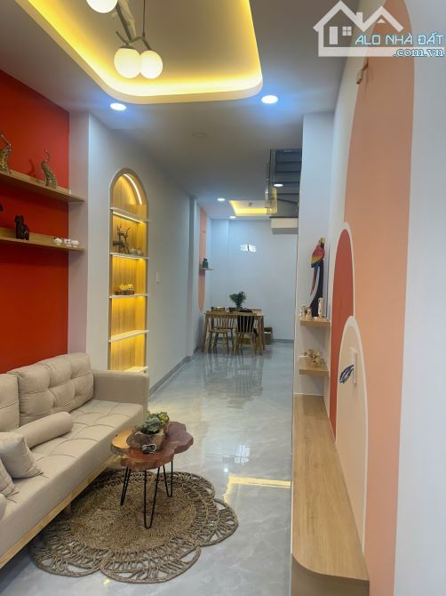Bán nhà Phạm Văn Đồng có sân vườn đầy đủ nội thất sát bên sân bay Tân Sơn Nhất chỉ nhỉnh 3