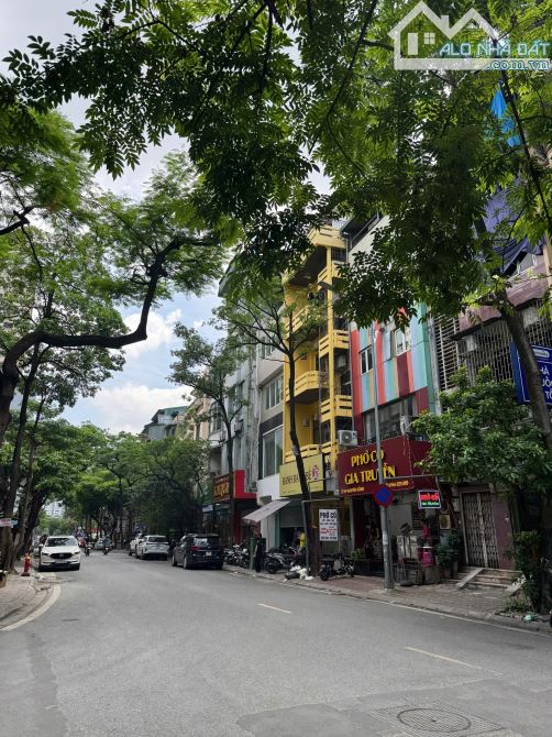 BÁN TÒA NHÀ 8 TẦNG P-LÔ NGUYÊN HỒNG, - 90M² , MT ĐẸP, THANG MÁY - VỈA HÈ Ô TÔ TRÁNH -