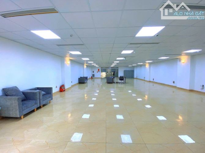 Mặt phố Hoàng Quốc Việt tòa nhà văn phòng 262m2, 9 tầng, mt 11m, 135 tỷ, 450 triệu/tháng