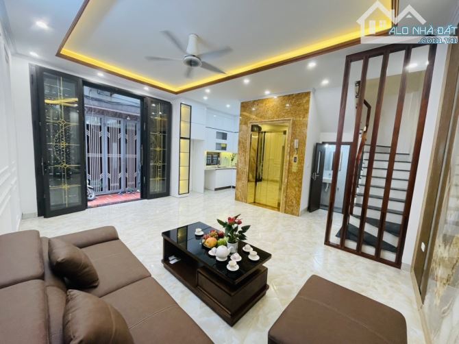 Bán nhà thịnh liệt, 6 tầng, thang máy, 11.5 tỷ, ô tô đỗ cổng, gần ao sào