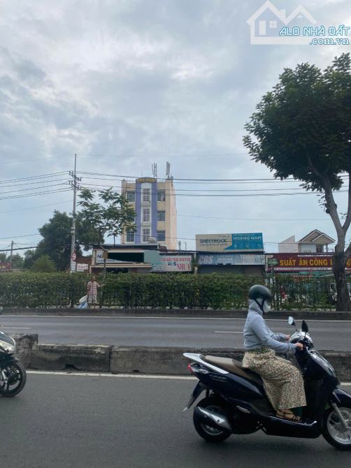 Mặt Tiền QL 22 - DT: 400m2 - Khách Sạn 6 Tầng - 45 Phòng - Gần Chợ Đầu Mối Hóc Môn.