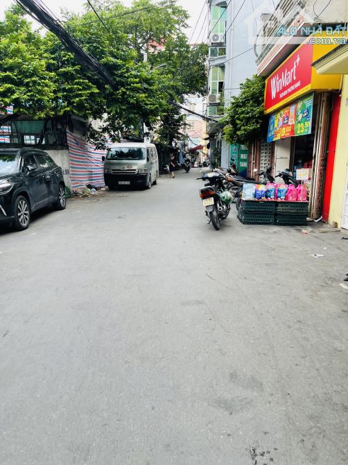 Cầu Giấy 5 Tầng Đủ Nội Thất Siêu Đẹp DT 35m .Trung Tâm Quận.10m Ra Ô Tô Tránh .Giá 7,6 Tỷ