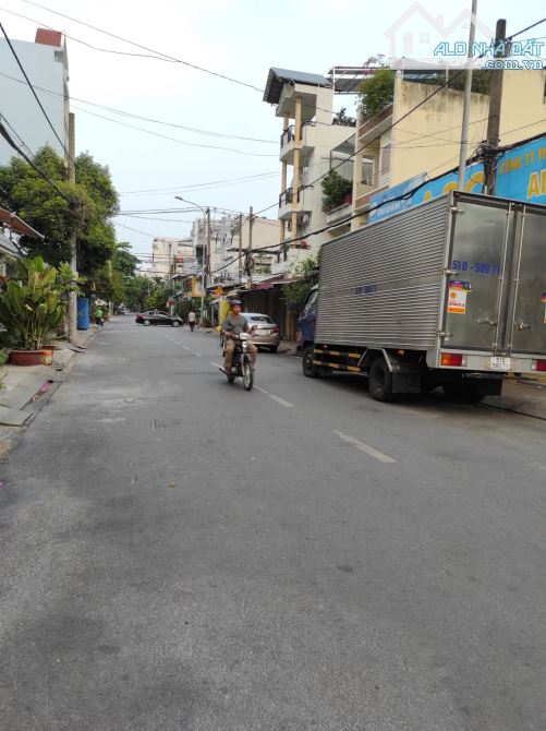 Bán nhà căn góc MT Lê Lâm Tân Phú 8x20m đúc 2 lầu giá 30 tỷ TL (cách chợ Nguyễn Sơn 500m)