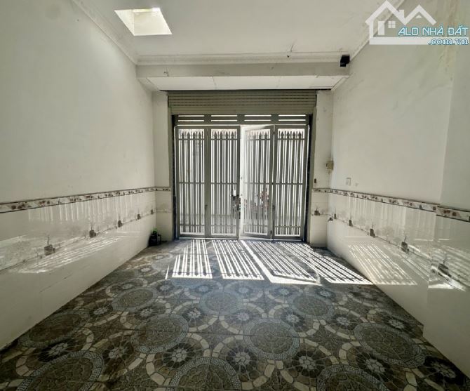 BÁN NHÀ 3 TẦNG ĐẸP – HẺM XE HƠI VÀO NHÀ – SÁT MẶT TIỀN TRẦN THỊ HÈ – QUẬN 12 – 65M2 – SHR