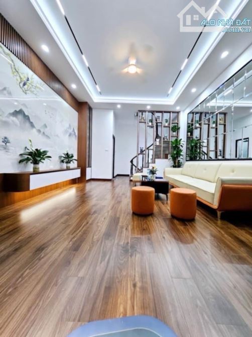 BÁN NHÀ HOÀNG LIỆT 5 TẦNG 4 PHÒNG MT 4M Ô TÔ ĐỖ CỔNG 6 TỶ NHỈNH