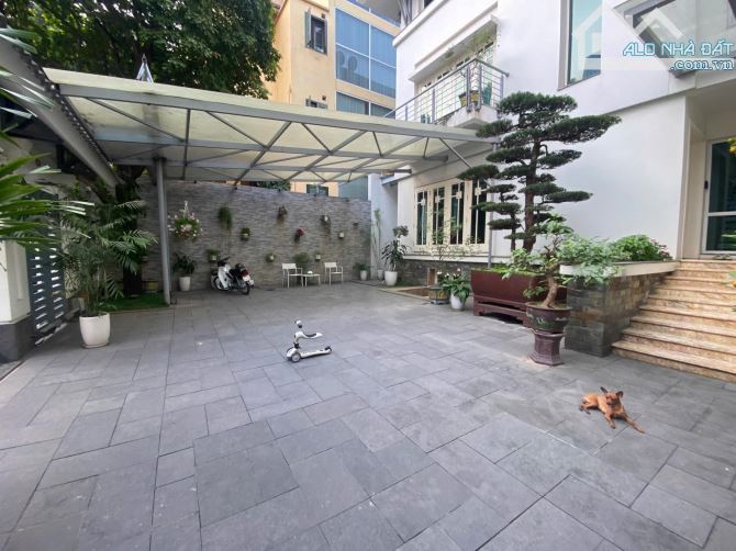 Bán biệt thự tại đường Dịch Vọng 270m2, 4 tầng, mt 20m, 4 mặt thoáng, chỉ 65 tỷ.