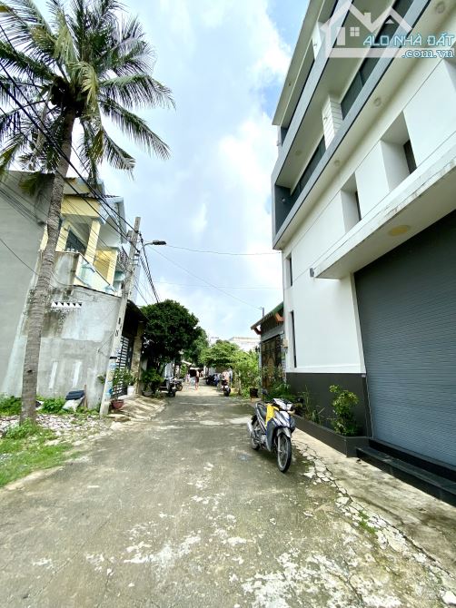 2 ÔTÔ TRÁNH NHAU, NHÀ ĐẸP ĐÁNG HƯỞNG THỤ, 95m2, 3 TẦNG ĐÚC, TẶNG NỘI THẤT SỊN, LONG TRƯỜNG