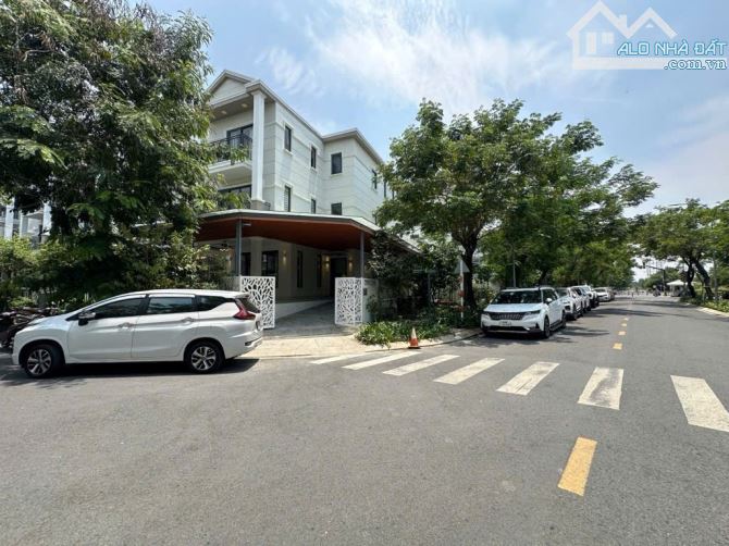 Bán Biệt thự Cao cấp, Tân Quy Đông, P.Tân Phong, Q7, 12m x 20m, 240m2, 3 lầu, chỉ 40 tỷ!