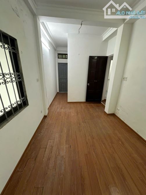 Cho thuê tập thể tầng 2 ngõ 128C Đại la, 3 phòng ngủ.