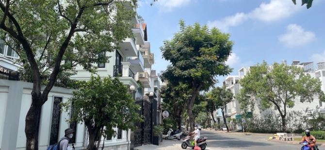Bán Biệt thự cao cấp Nguyễn Văn Linh, Tân Phong, Q7, 10m x 20m, 200m2, 4 lầu, chỉ 36 tỷ!