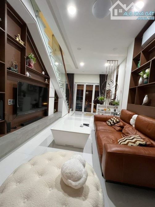 XE HƠI VÀO NHÀ! Bán Nhà 5 Tầng Lung Linh Phan Xích Long, 63m2, 12 Tỷ