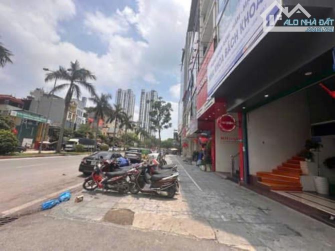 Căn hộ dịch vụ 6 tầng thang máy, 12 phòng KK, ô tô qua nhà, 10m ra mặt phố Nguyễn Khuyến